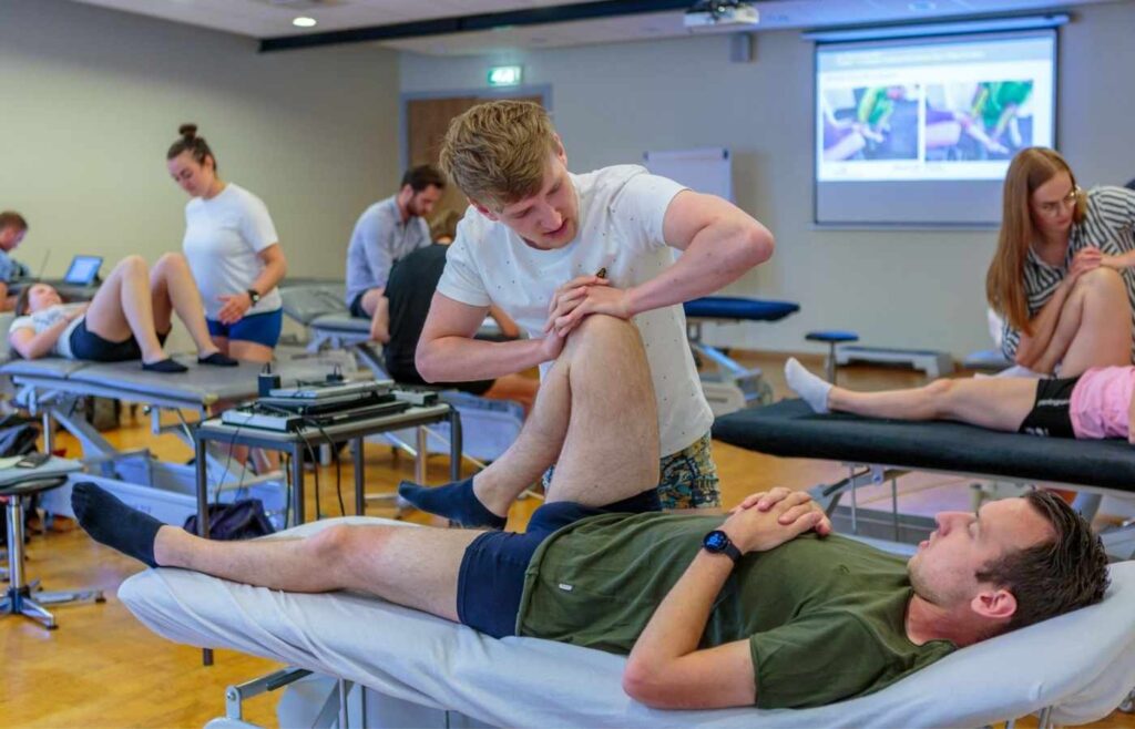 Studenten SOMT oefenen manuele therapie op knie